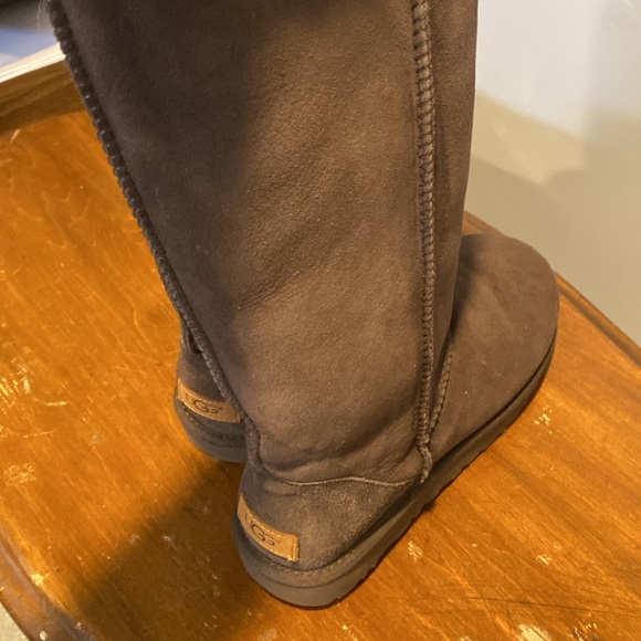 Beautiful brown Ugg’s-never worn!! - Picture 2 of 4